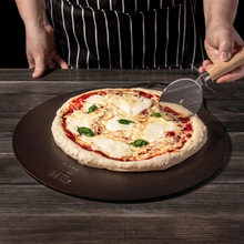 Laden Sie das Bild in den Galerie-Viewer, Pizzaschneiderad Ø 8 cm mit Fingerschutz