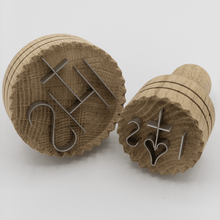 Laden Sie das Bild in den Galerie-Viewer, Brotstempel aus Eichenholz - 25.stunden.BROT