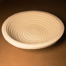 Laden Sie das Bild in den Galerie-Viewer, Gärkorb (Brotform, Simperl) Rund aus Holzschliff, Rillenmuster, 1 Kg, ø=23 cm - 25.stunden.BROT