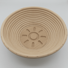 Laden Sie das Bild in den Galerie-Viewer, Gärkorb rund (Brotform, Simperl) aus Peddigrohr mit Muster Sonne am Boden - 25.stunden.BROT