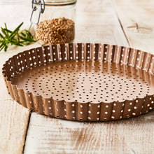 Laden Sie das Bild in den Galerie-Viewer, Tarteform mit losem Boden, leicht, perforiert, antihaftbeschichtet, Ø 25 cm - 25.stunden.BROT